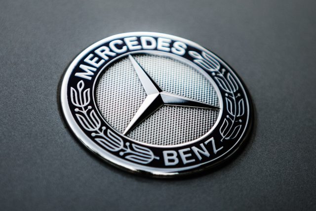 Mercedes-Benz: logo na kapotě vozu | foto: Cédric Streit,  Unsplash,  Licence Unsplash