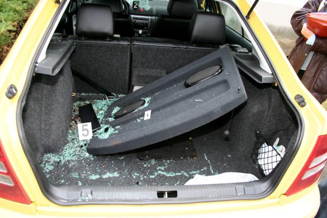 Pohled na zavazadlovou část auta,  které srazilo Karla Pravce | foto: Policie ČR