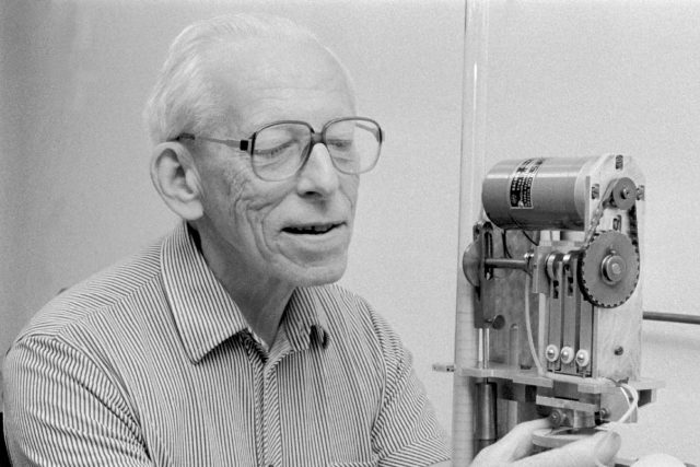 Otto Wichterle u zařízení na rotační odlévání kontaktních čoček | foto: Jan Vrabec,  ČTK