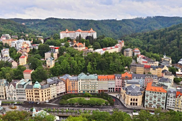 Pohled z Mayerova glorietu na Karlovy Vary | foto: Naďa Krásná,  Český rozhlas