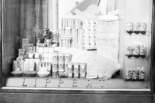 Pohled do výlohy lahůdkářství Lippert v ulici Na Poříčí,  kde je vystaveno zboží z UNRRY | foto: ČTK