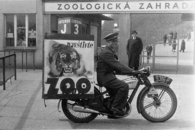Historické motocykly s dobovou reklamou Zoo Praha | foto: Zoo Praha