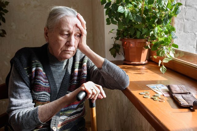 Chudobou jsou nejvíce ohroženi samostatně žijící důchodci,  samoživitelé a rodiny s dětmi žijící v nájmech | foto: Shutterstock