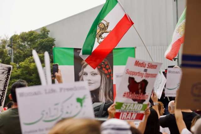 Proti íránskému režimu se protestovalo i v Kalifornii | foto: Craig Melville,  Unsplash,  Licence Unsplash