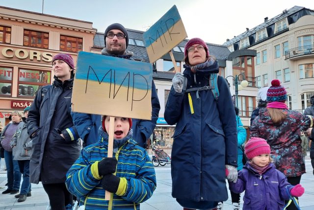 Demonstrace na podporu Ukrajiny v centru Jablonce nad Nisou se zúčastnily desítky lidí | foto: Tomáš Mařas,  Český rozhlas