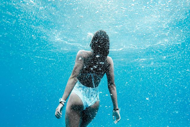 Žena v bazénu | foto: Jeremy Bishop,  Fotobanka Unsplash