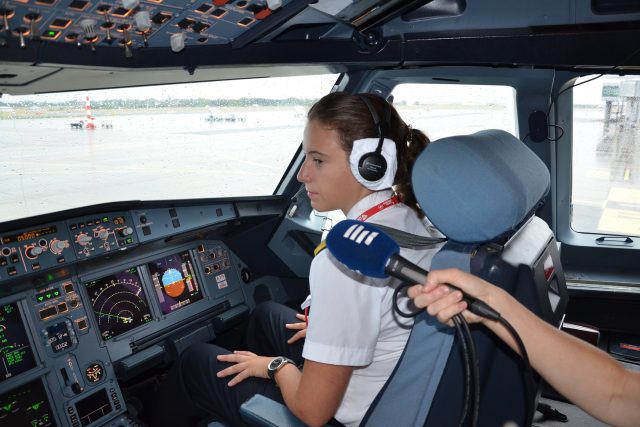 Kdo je současnou nejmladší pilotkou Československých Aerolinií a jak se k létání dostala? | foto: Magdalena Šorelová,  Český rozhlas
