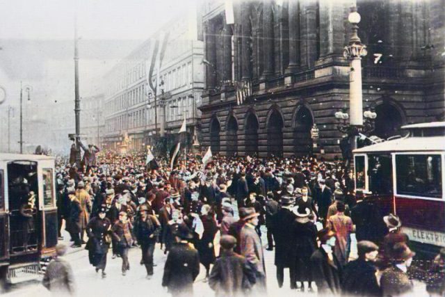 Vyhlášení Československé republiky v Praze 28. října 1918  (digitálně kolorováno) | foto: Profimedia