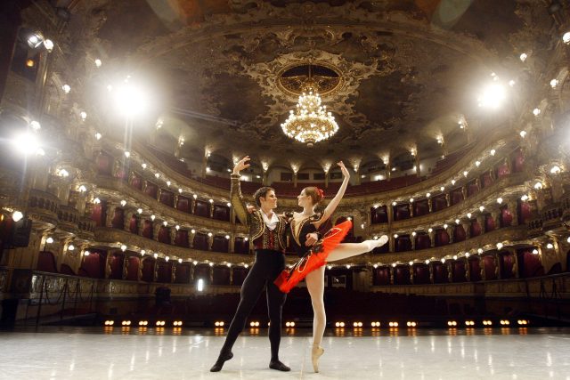 Ondřej Vinklát a Alina Nanu v baletu Don Quijote | foto: Profimedia