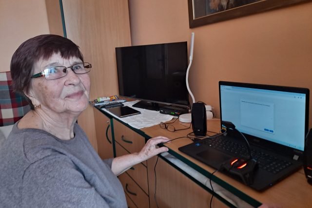 82letá Anna Vítková při rozhovoru s umělou inteligencí | foto: Andrea Brtníková,  Český rozhlas