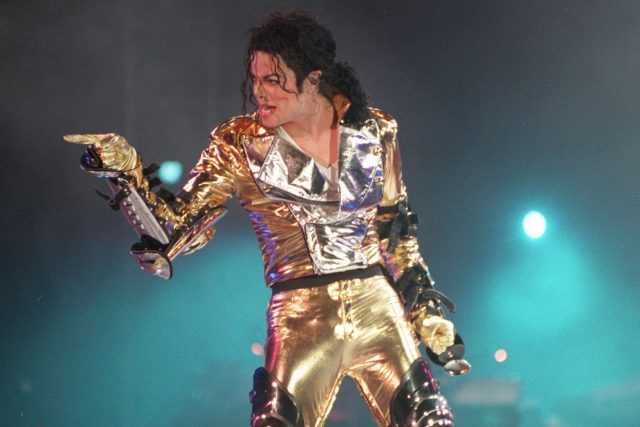 Michael Jackson v roce 1992. Král popu,  skladatel,  tanečník,  producent nebo mecenáš toho za svůj poměrně krátký život stihnul hodně. Rubem popularity bylo obvinění ze sexuálního zneužívání dětí nebo mýtus o bělení kůže | foto: Profimedia