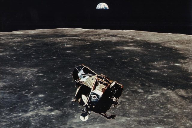 Lunární modul mise Apollo 11 nad povrchem Měsíce | foto: NASA,  CC0 1.0