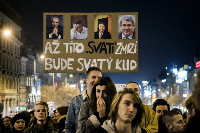 Mladí lidé s transparenty protestují na Václavském náměstí proti Andreji Babišovi | foto: Michaela Danelová,  iROZHLAS.cz