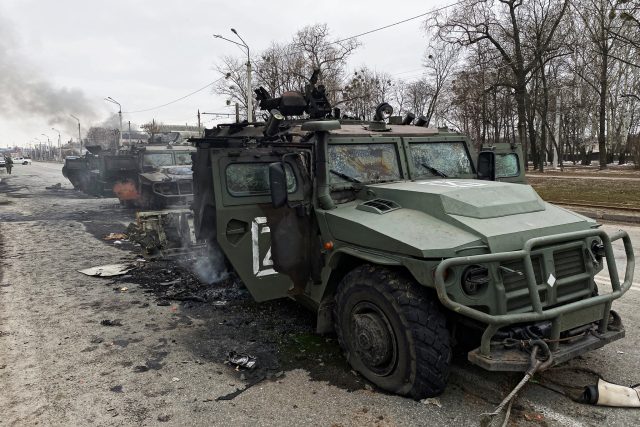 Zničené terénní vozidlo Tiger ruské armády v Charkově | foto: Vitaliy Gnidyi,  Reuters