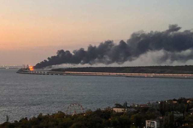 Požár na Kerčském mostě,  který spojuje Rusko s okupovaným poloostrovem Krym | foto:  Reuters,  Reuters