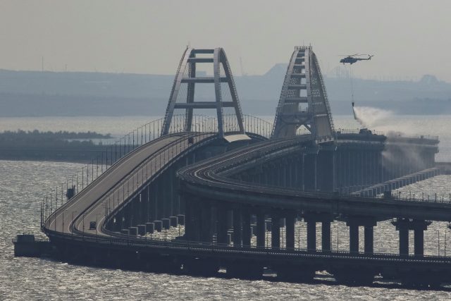Kolem útoku na Kerčský most se vyrojila řada teorií | foto:  Reuters,  Reuters