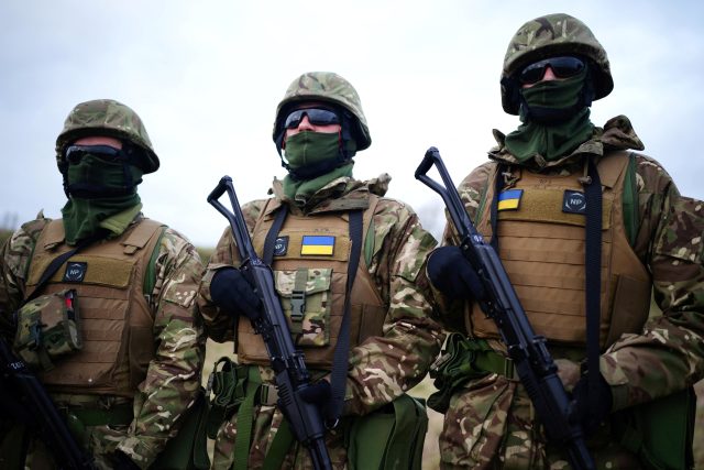 Munici i techniku teď nejvíce potřebuje ukrajinská armáda. Svoji obranyschopnost ale řeší i Západ | foto: Ben Birchall,  Reuters