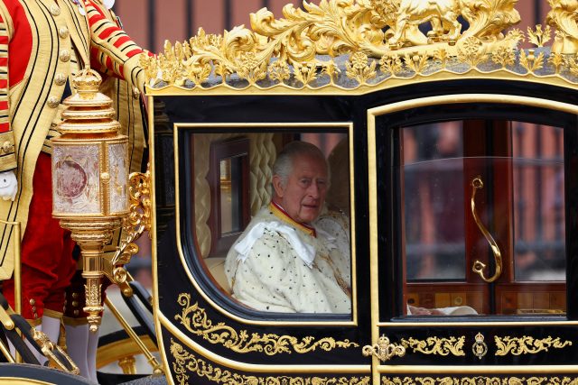 Král Karel III. na cestě z Buckinghamského paláce do Westminsterského opatství | foto: Matthew Childs,  Reuters