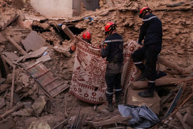 Záchranářské práce po zemětřesení v Maroku ve městě Amizmiz | foto: Nacho Doce,  Reuters