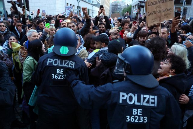 Policejní potyčky s propalestinskými demonstranty v Berlíně | foto: Fabrizio Bensch,  Reuters