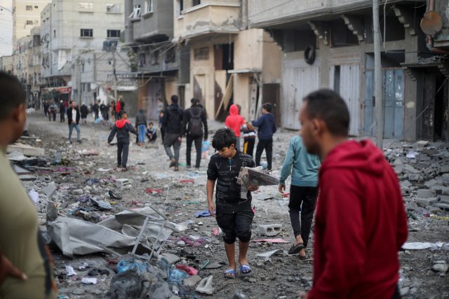 Palestinci na místě izraelských úderů v Chán Júnisu | foto: Ahmed Zakot,  Reuters