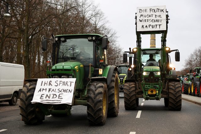 Němečtí farmáři protestují proti vládním škrtům | foto: Christian Mang,  Reuters