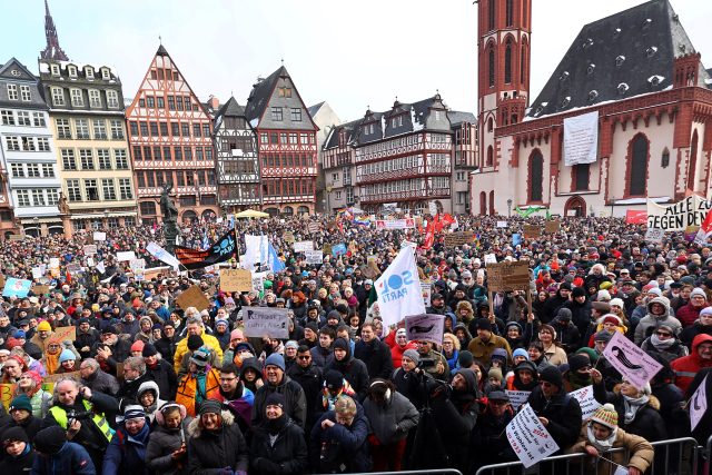 Protesty se konají napříč celým Německem | foto: Kai Pfaffenbach,  Reuters