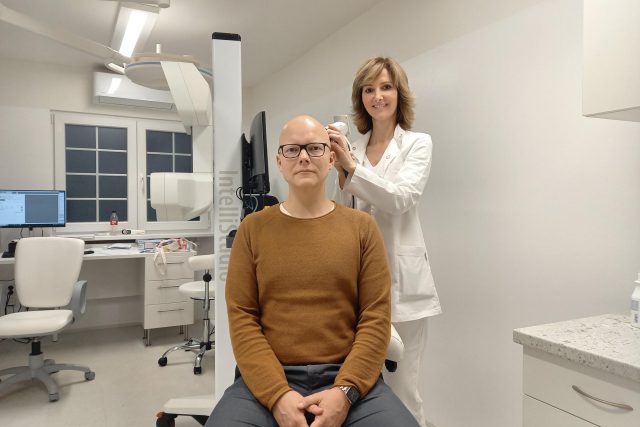 Tomáše Drahoňovský na vyšetření,  zúčastňuje se léčby alopecie | foto: Andrea Skalická,  Český rozhlas