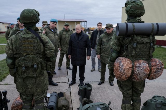 Vladimir Putin a Sergej Šojgu dohlížejí na mobilizaci | foto: Reuters