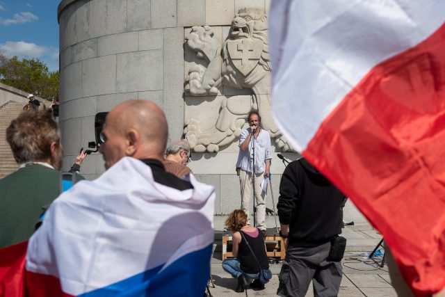 Odpůrci vlády se sešli na 1. máje i u památníku na Vítkově | foto: Zuzana Jarolímková,  iROZHLAS.cz