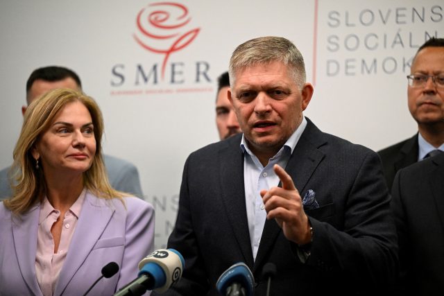 Slovenský expremiér Fico se chce po volebním vítězství Smeru ucházet o pozici předsedy vlády | foto: Radovan Stoklasa,  Reuters