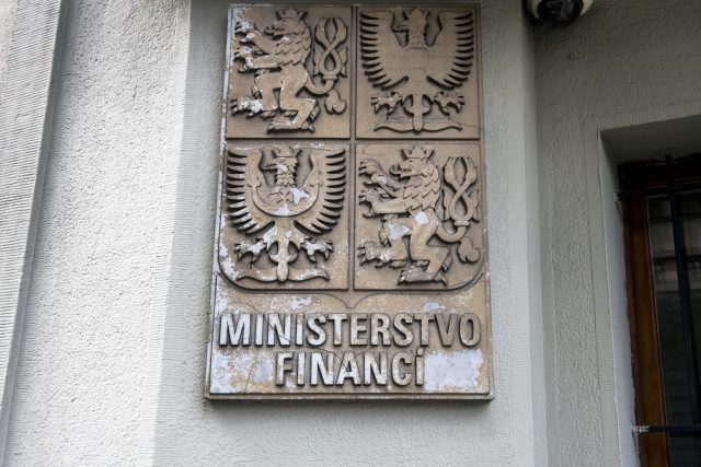 Ministerstvo financí očekávalo,  že na dani z mimořádných zisků vybere o 60 miliard více | foto: Michaela Danelová,  iROZHLAS.cz
