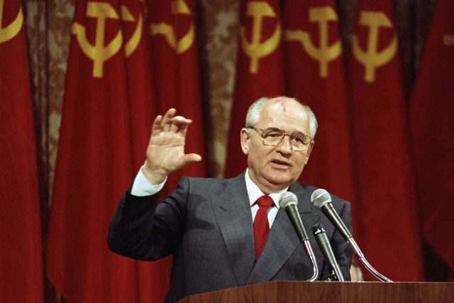 Michail Gorbačov při projevu v San Franciscu v roce 1990. Ve stejném roce získal Nobelovu cenu míru a stal se prvním prezidentem Sovětského svazu. | foto: David Longstreath,  ČTK / AP