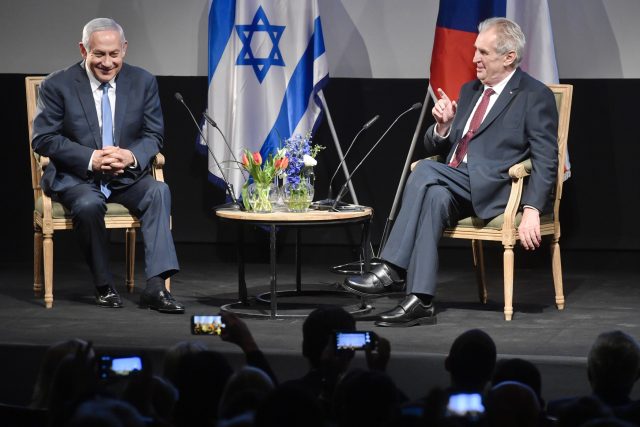 Izraelský premiér Benjamin Netanjahu  (vlevo) s českým prezidentem Milošem Zemanem | foto: ČTK