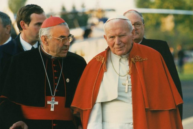 Podle Halíka je papež Jan Pavel II. opravdovým světcem. Mluví za něj jeho činy | foto: Profimedia
