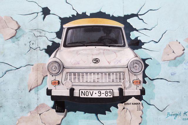 Legendární trabant z NDR vyobrazený na Berlínské zdi | foto: Michal Šula/MAFRA,  Profimedia