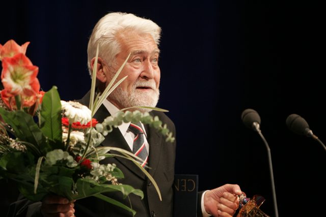 Ilja Racek při přebírání ceny Thalie v roce 2008 | foto: Profimedia