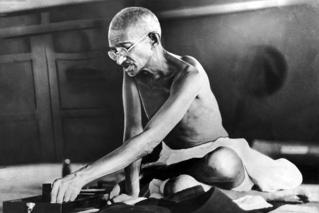Mahátma Gándhí měl různé přezdívky. Patřily mezi ně Velký duch,  bápú a získal i titul Otec národa | foto: Profimedia