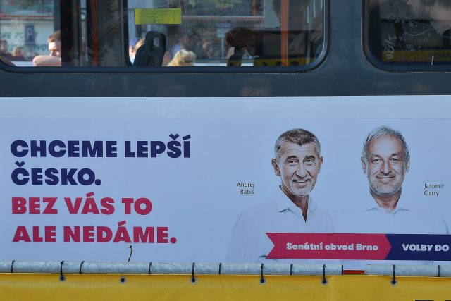 Jaromír Ostrý na volebním plakátu vedle šéfa hnutí ANO Andreje Babiše.   | foto: Fotobanka Profimedia