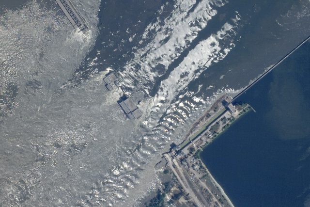 Satelitní snímek Kachovské přehrady po zničení | foto: ČTK / AP / Uncredited