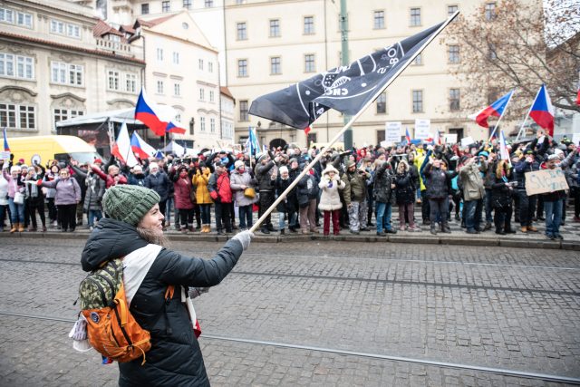 Na Malostranské náměstí dorazili odpůrci vládní novely pandemického zákona. | foto: René Volfík,  iROZHLAS.cz