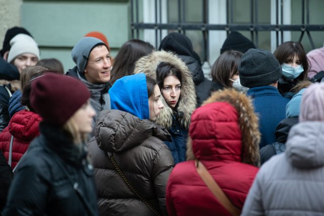Většina ukrajinských uprchlíků se snaží uplatnit na trhu práce. Ohroženy jsou ale senioři a ženy s malými dětmi | foto: René Volfík,  iROZHLAS.cz