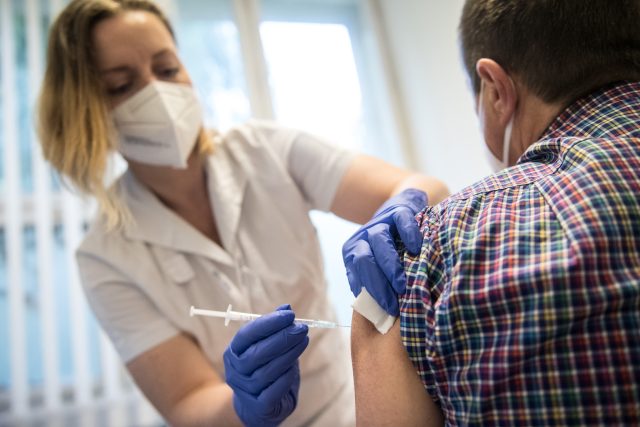 Infekčnější varianta koronaviru vždy převládne nad slabší variantou. Naštěstí je zatím očkování účinné | foto: René Volfík,  iROZHLAS.cz