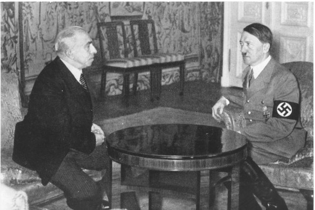 Protektorátní prezident Emil Hácha a nacistický vůdce Adolf Hitler | foto: Vojenský historický ústav