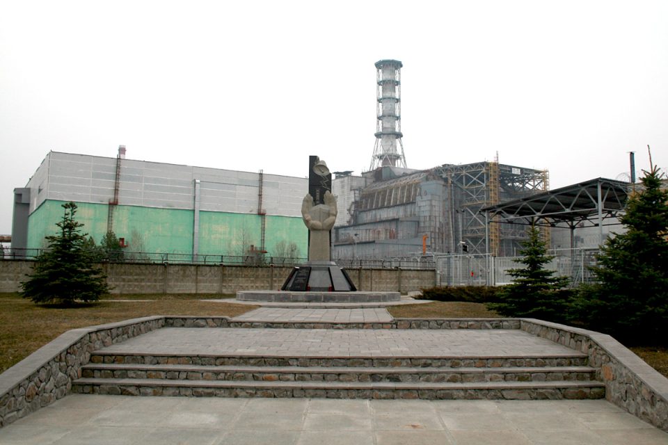 Jaderná elektrárna Černobyl a její betonový sarkofág,  pod kterým se ukrývá zničený reaktor | foto: Petr Vavrouška,  Český rozhlas
