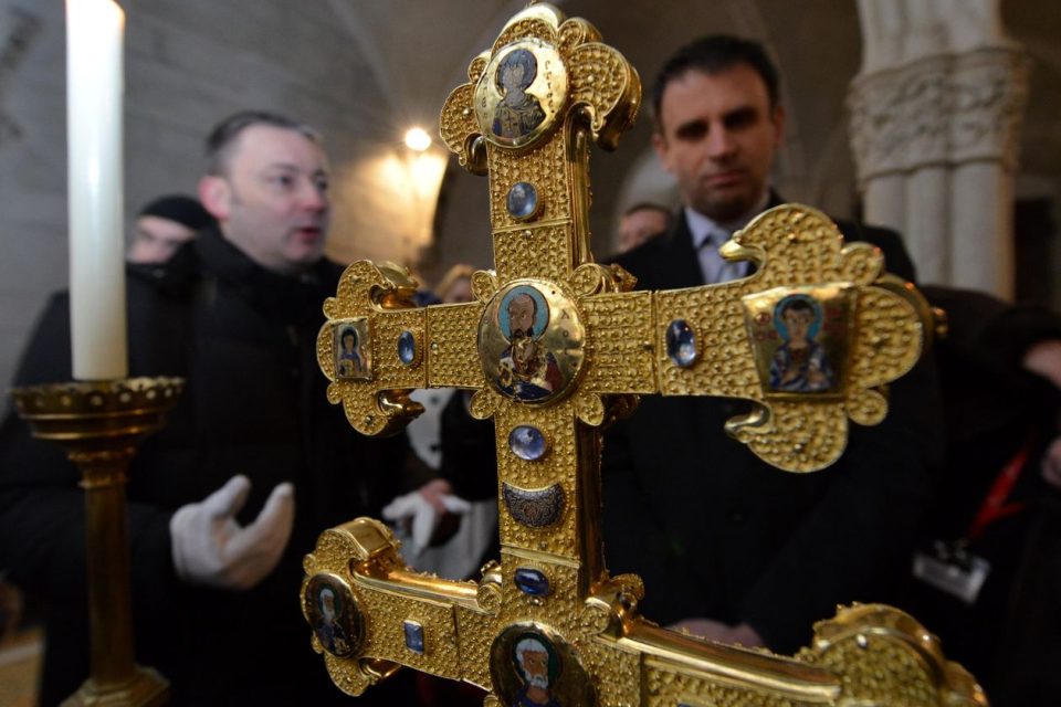 Vyšebrodský klášter ukázal vzácný Závišův kříž,  po korunovačních klenotech nejcennější středověkou zlatnickou památku | foto: Václav Pancer