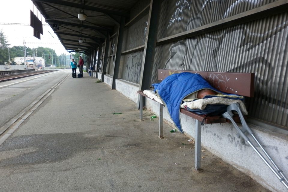 Bezdomovec Miloš Hudeček spí na lavičce na peróně | foto: Michal Záboj,  Český rozhlas