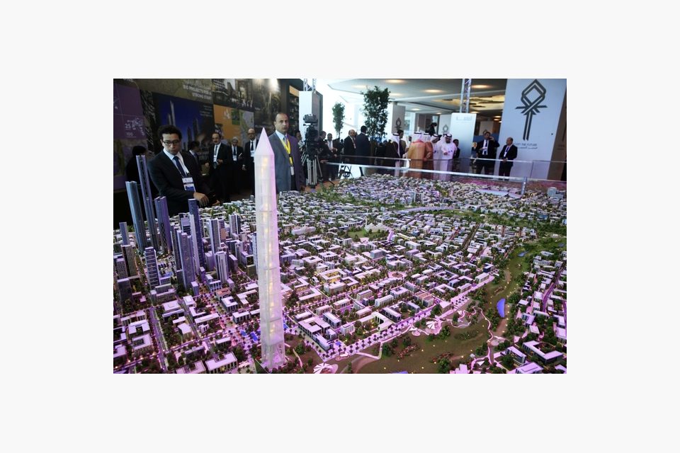 Model plánovaného nového hlavního města Egypta stavbu na mezinárodní investiční konferenci v Šarm aš-Šajchu | foto: Reuters