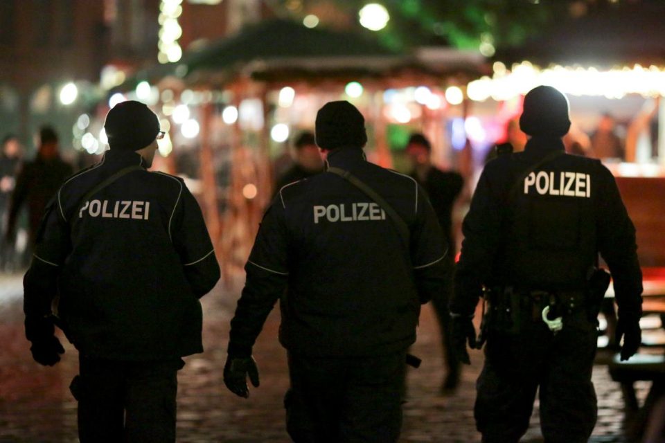 Německá policie kontroluje po pondělním útoku další vánoční trhy | foto: Reuters