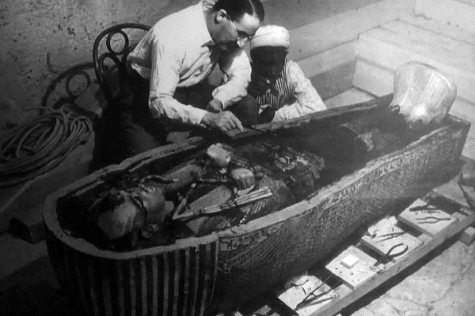 Howard Carter při výzkumu Tutachamonovy hrobky v roce 1922 | foto: Fotobanka Profimedia